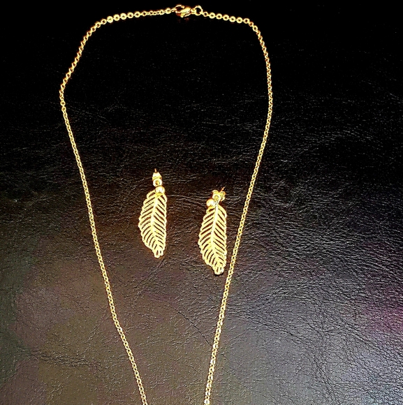 Fashion gold leaf shape necklace and earrings - Picture 2 of 4